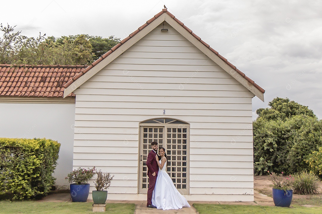 Noivos tirando fotos pós casamento
