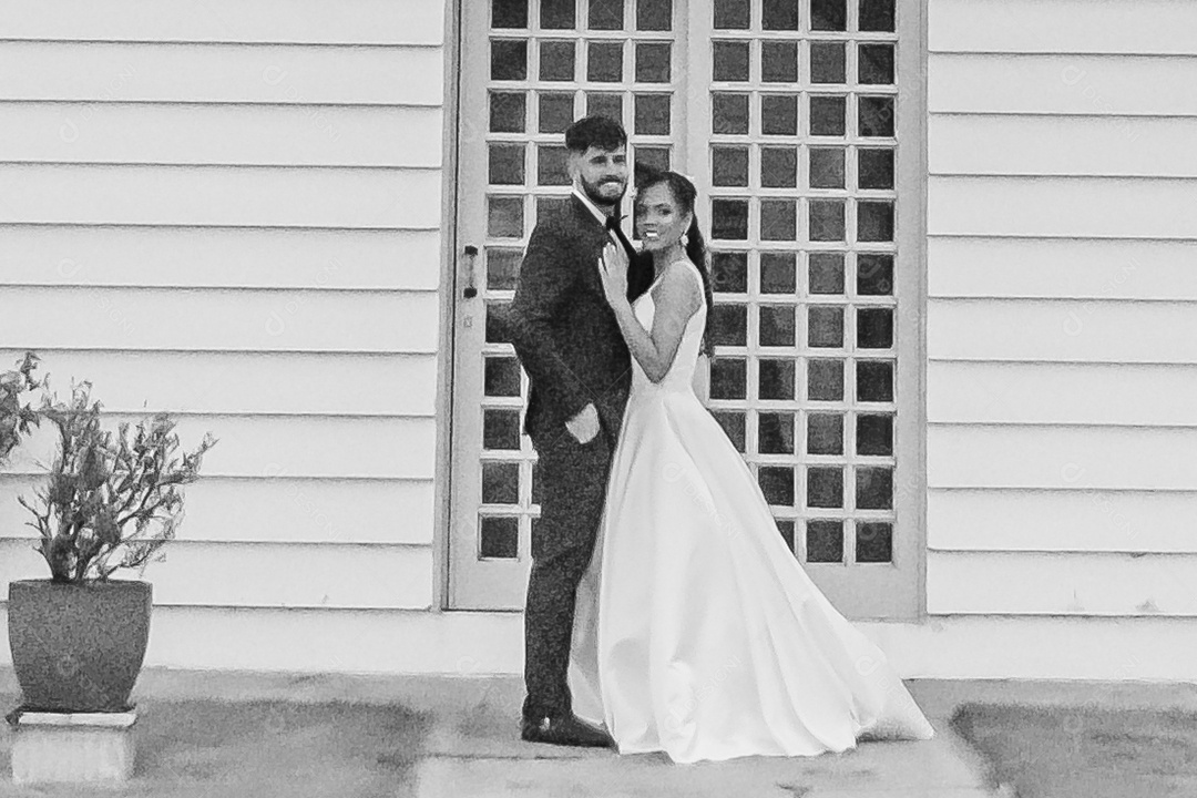 Noivos tirando fotos pós casamento