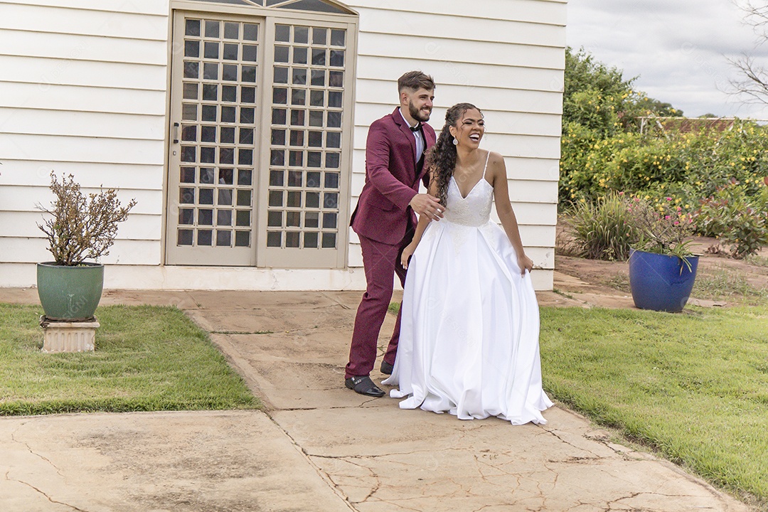 Noivos tirando fotos pós casamento