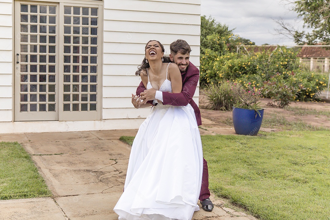 Noivos tirando fotos pós casamento