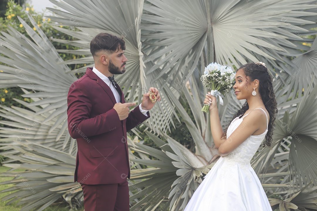 Noivos tirando fotos pós casamento