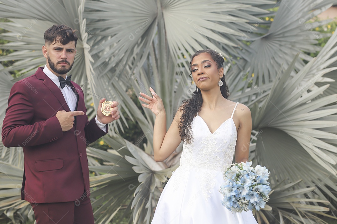 Noivos tirando fotos pós casamento