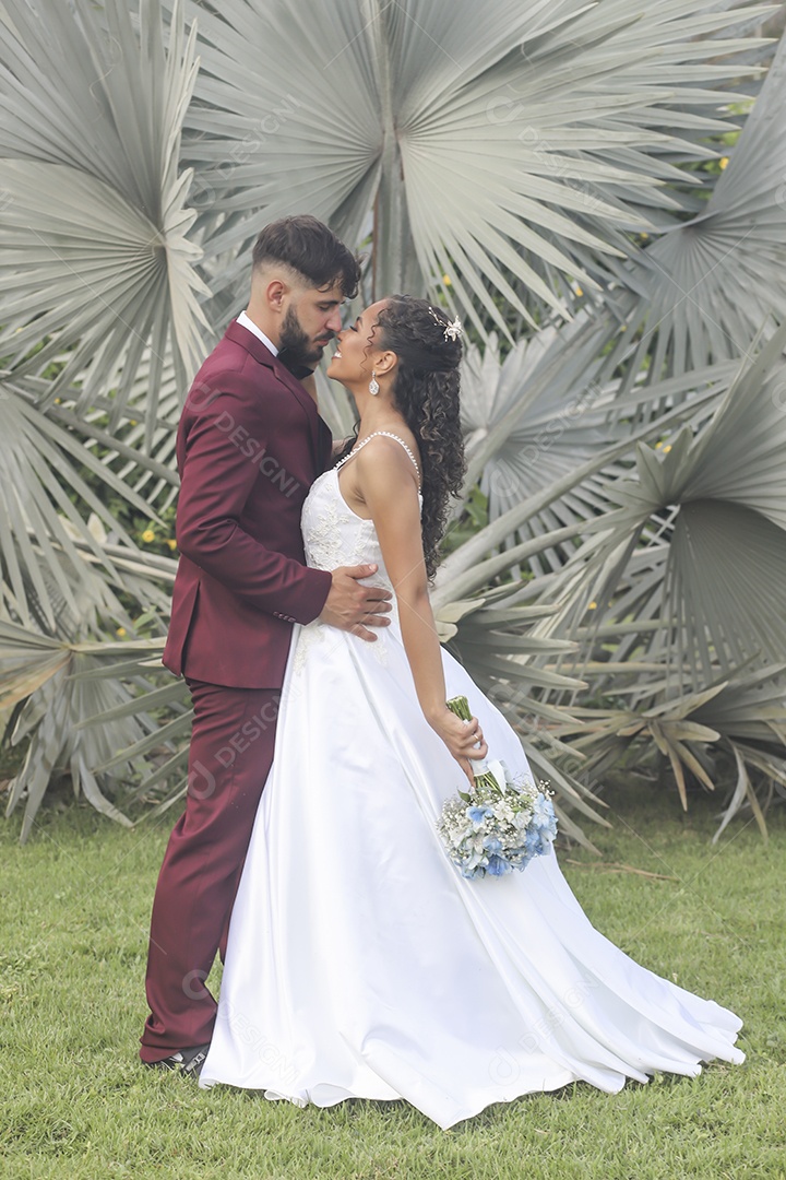 Noivos tirando fotos pós casamento