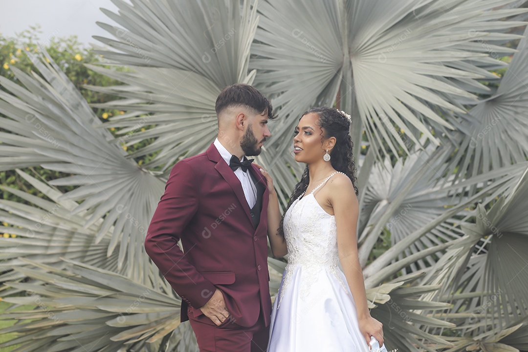 Noivos tirando fotos pós casamento