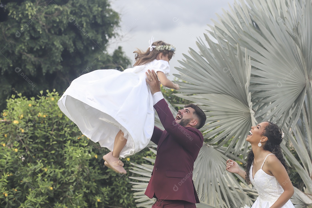 Lindo casal brincando com sua filha