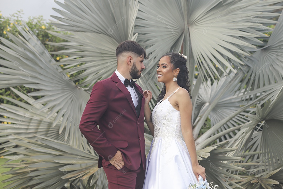 Noivos tirando fotos pós casamento