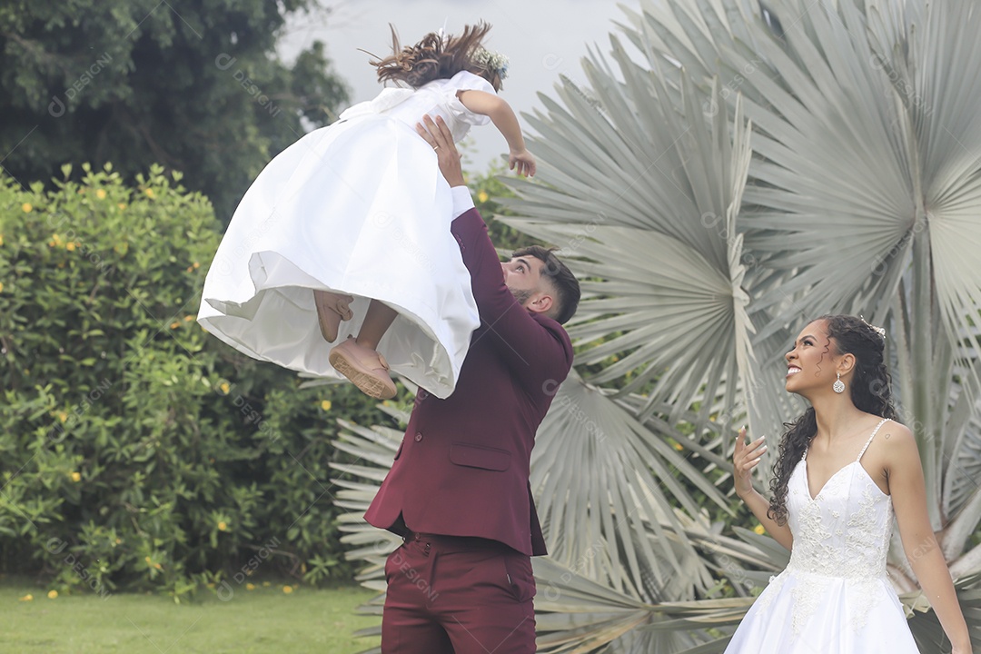 Lindo casal brincando com sua filha