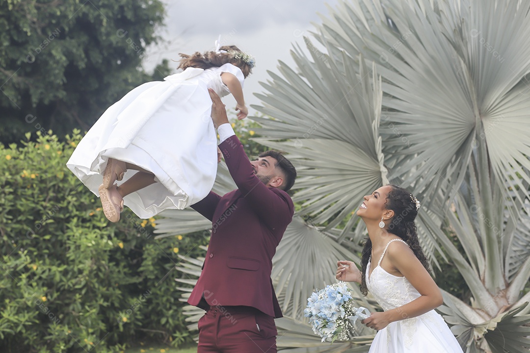 Lindo casal brincando com sua filha