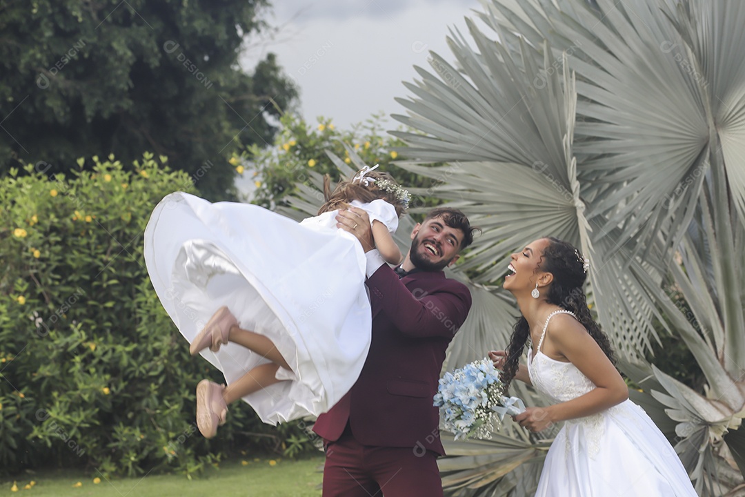 Noivos tirando fotos pós casamento