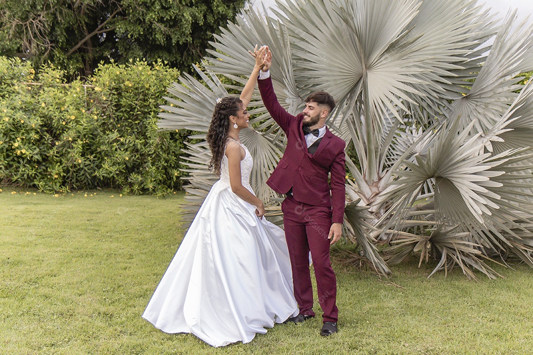 Noivos tirando fotos pós casamento