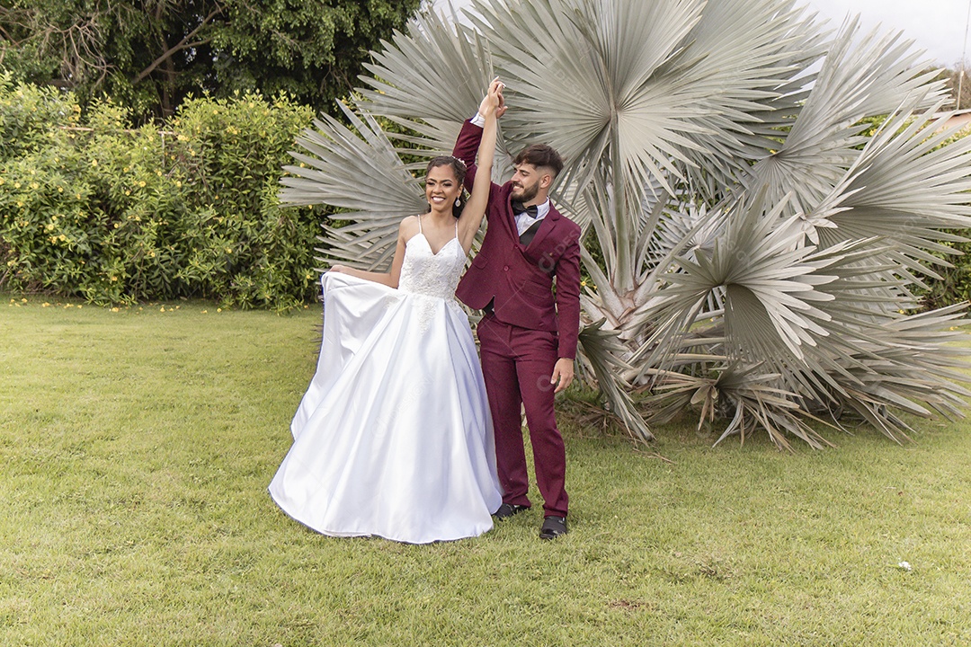 Noivos tirando fotos pós casamento