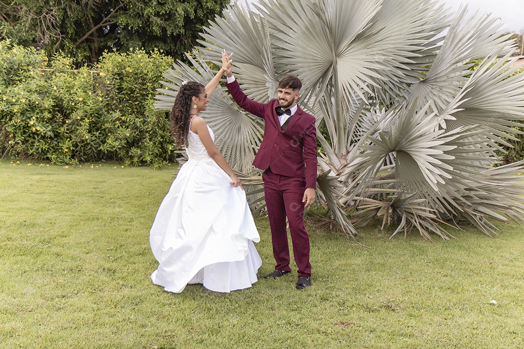 Noivos tirando fotos pós casamento