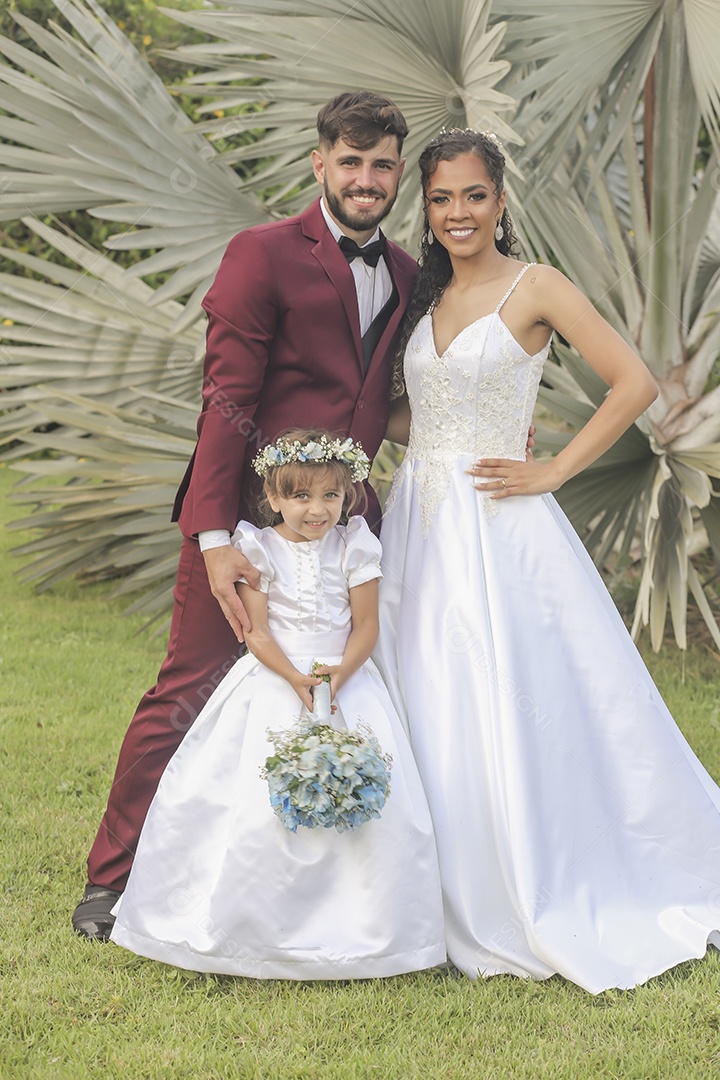 Noivos tirando fotos pós casamento