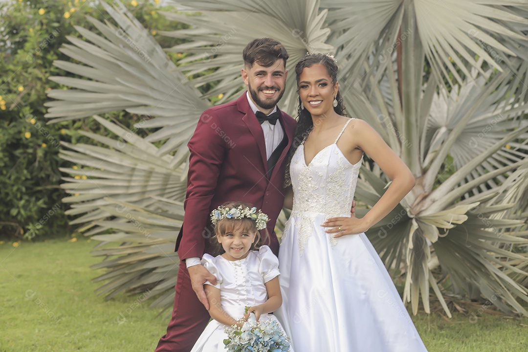 Noivos tirando fotos pós casamento