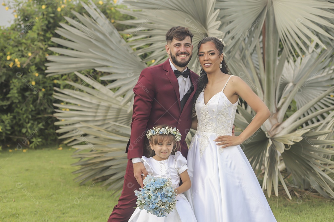 Noivos tirando fotos pós casamento