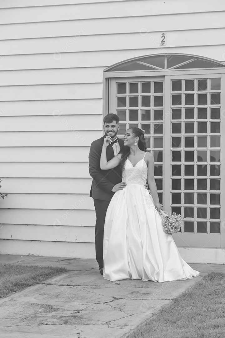 Noivos tirando fotos pós casamento