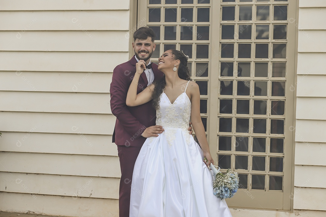 Noivos tirando fotos pós casamento