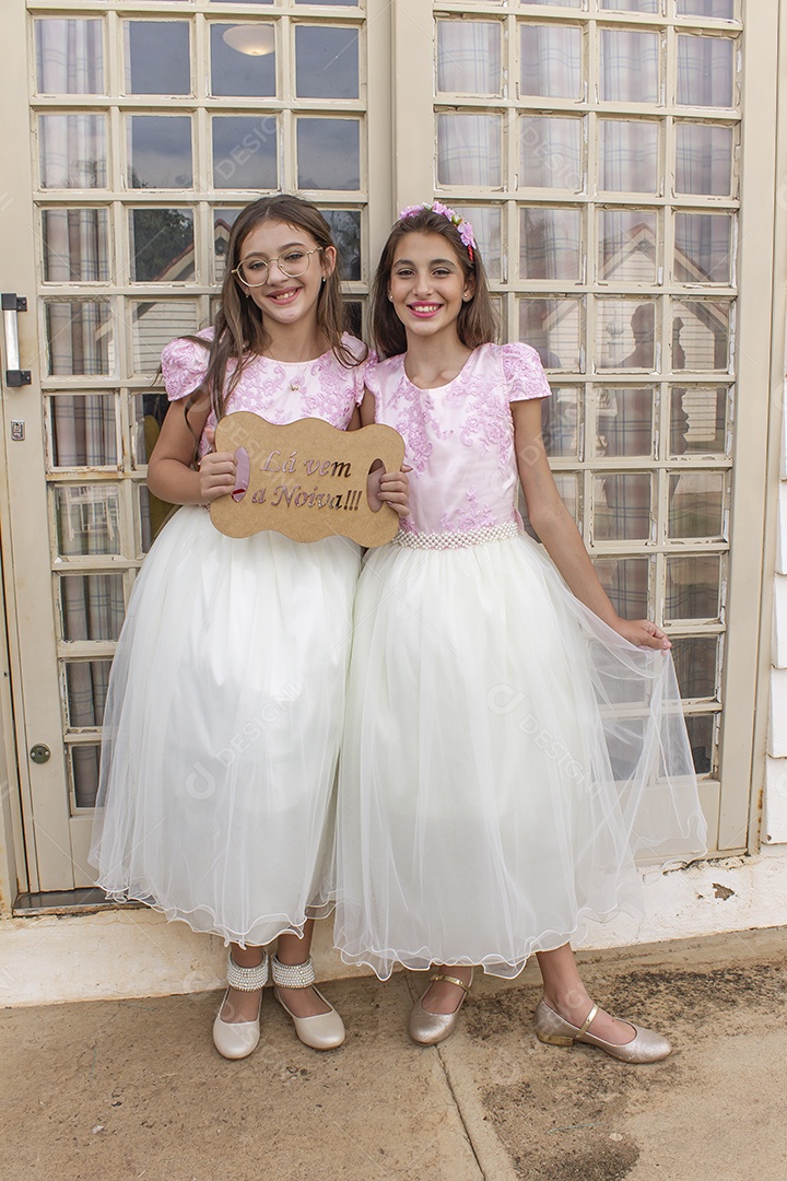 Lindas meninas crianças usando vestido branco sobre casamento