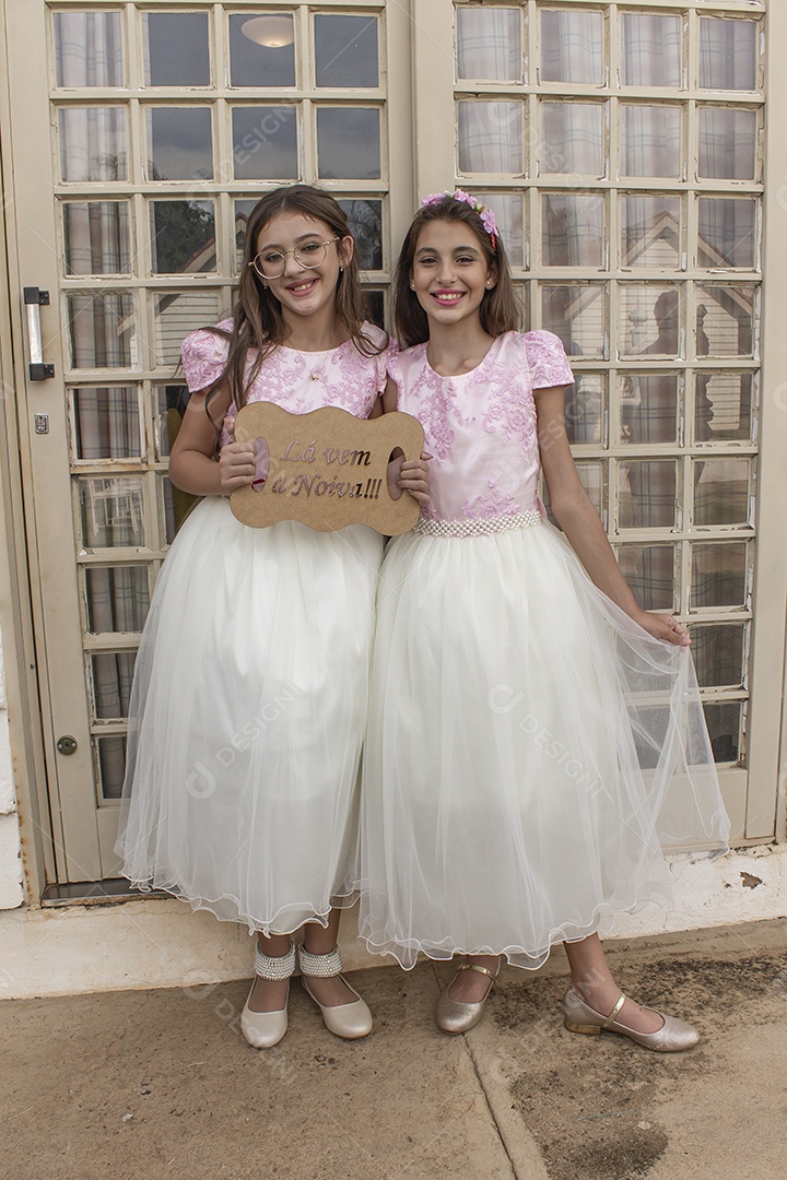 Lindas meninas crianças usando vestido branco sobre casamento