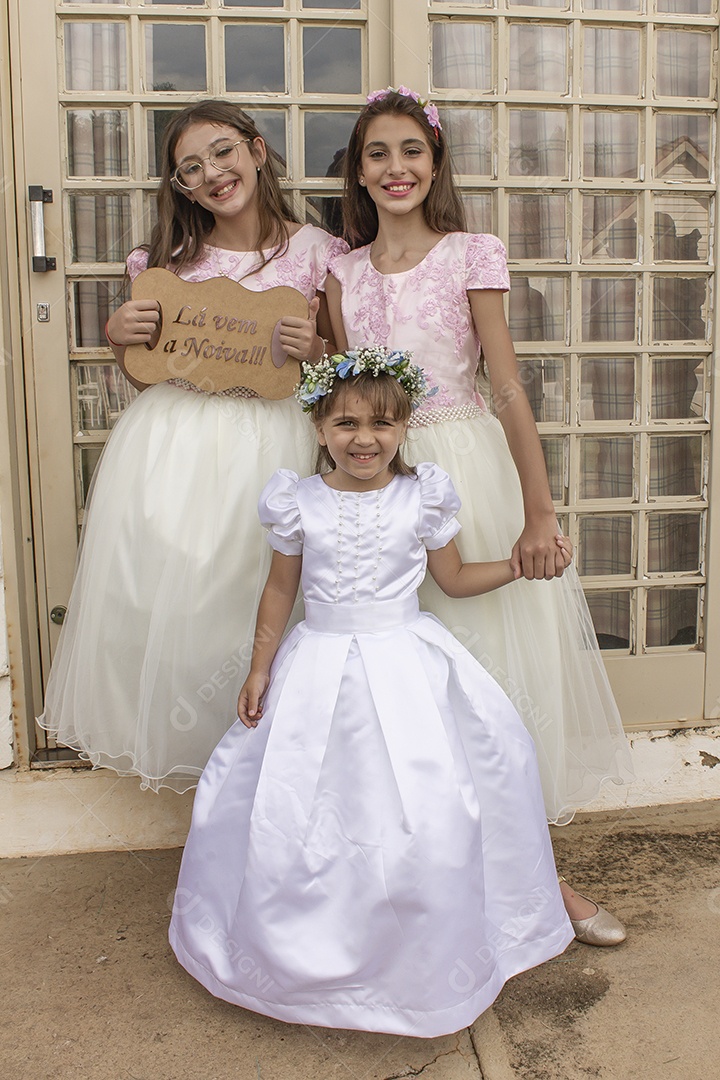 Lindas meninas crianças usando vestido branco sobre casamento