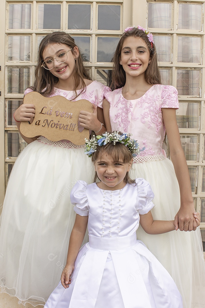 Lindas meninas crianças usando vestido branco sobre casamento