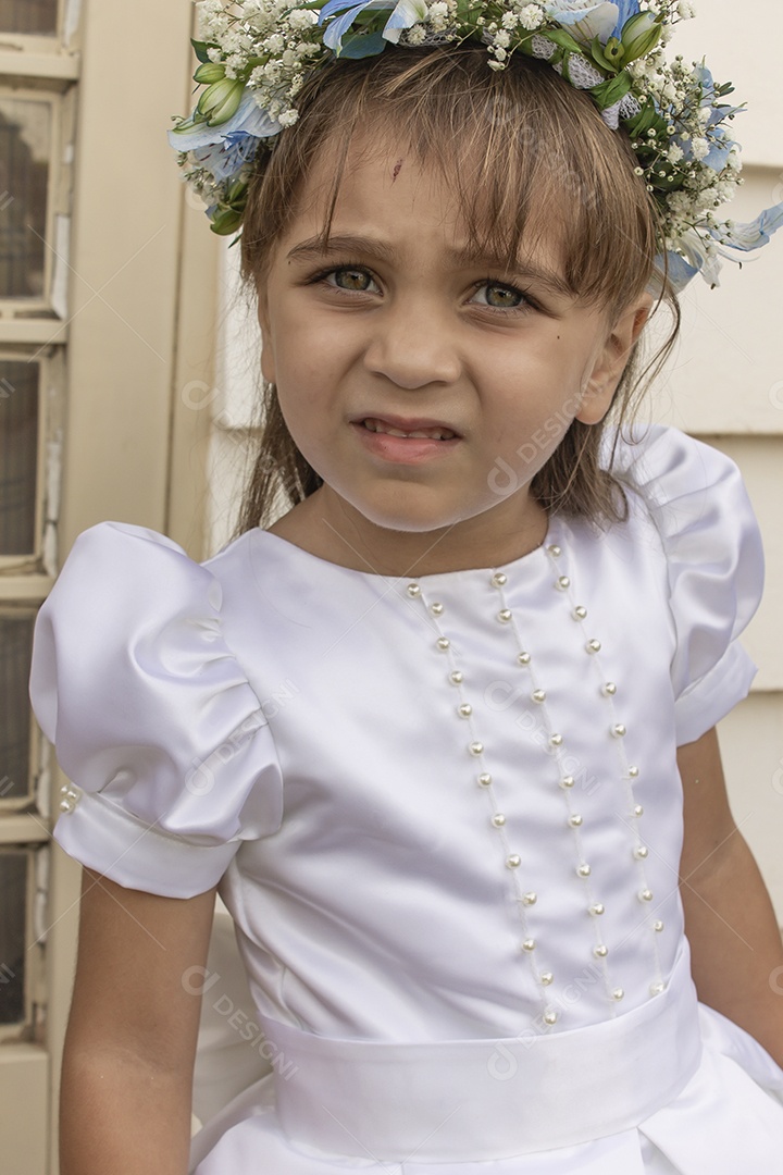 Linda menina criança usando vestido branco sobre casamento