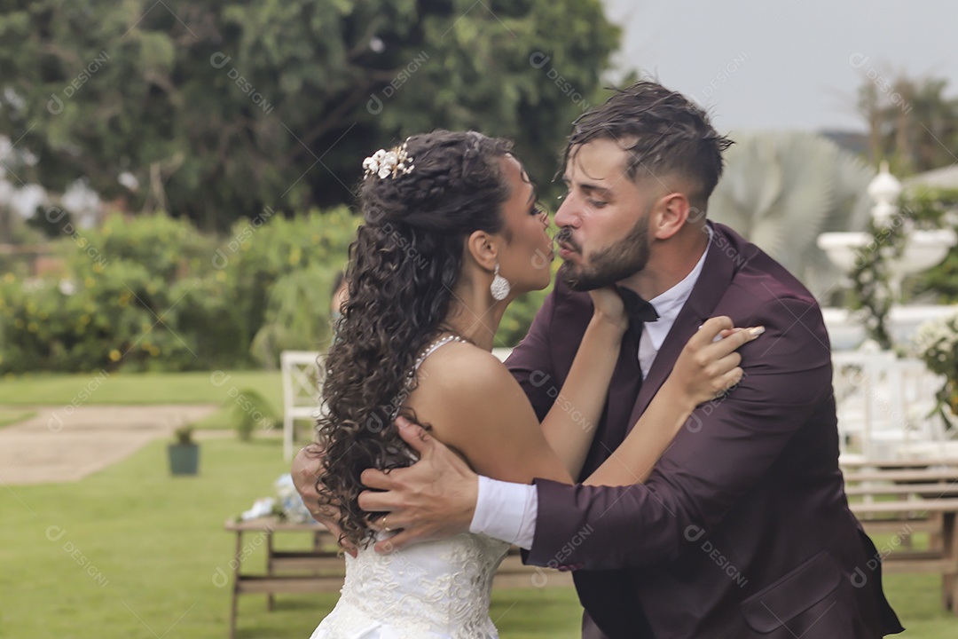 Lindo casal feliz e sorridente casados