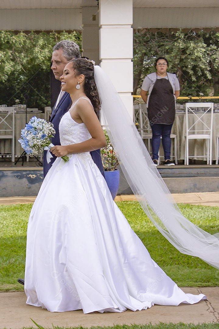 Noiva entrando com seu pai casamento