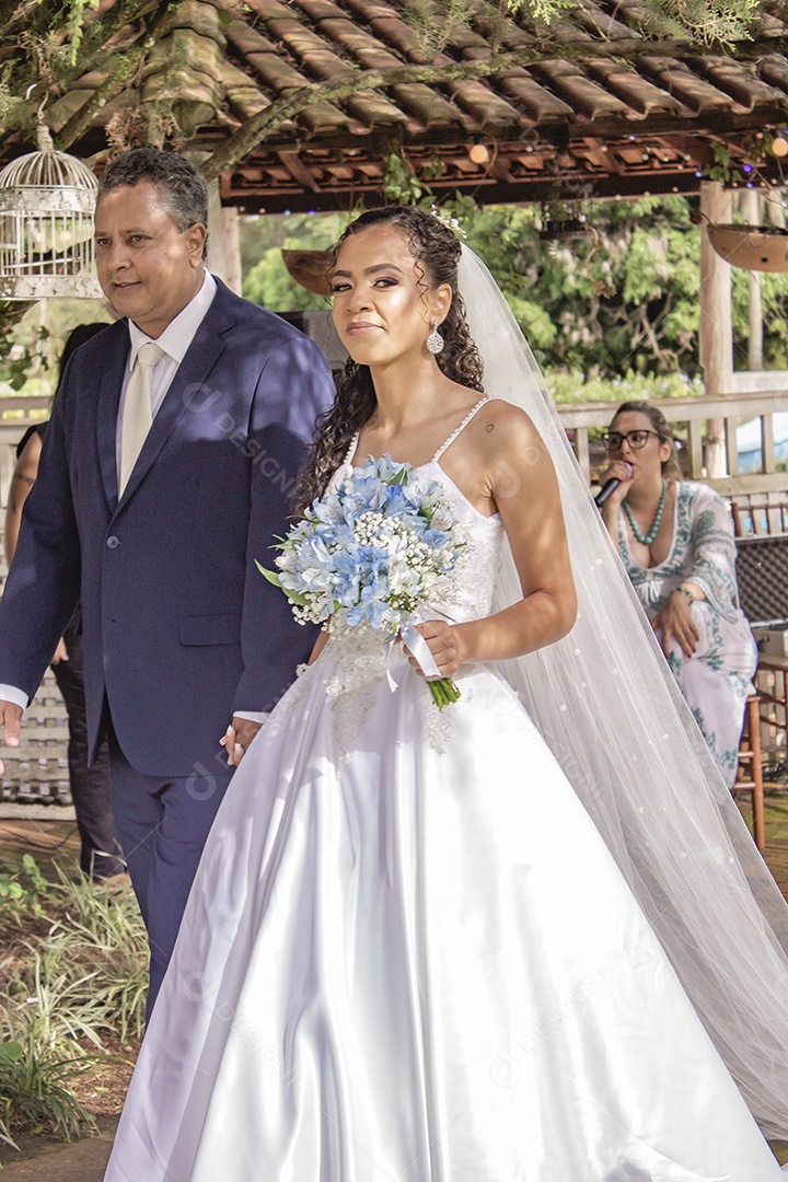 Noiva entrando com seu pai casamento