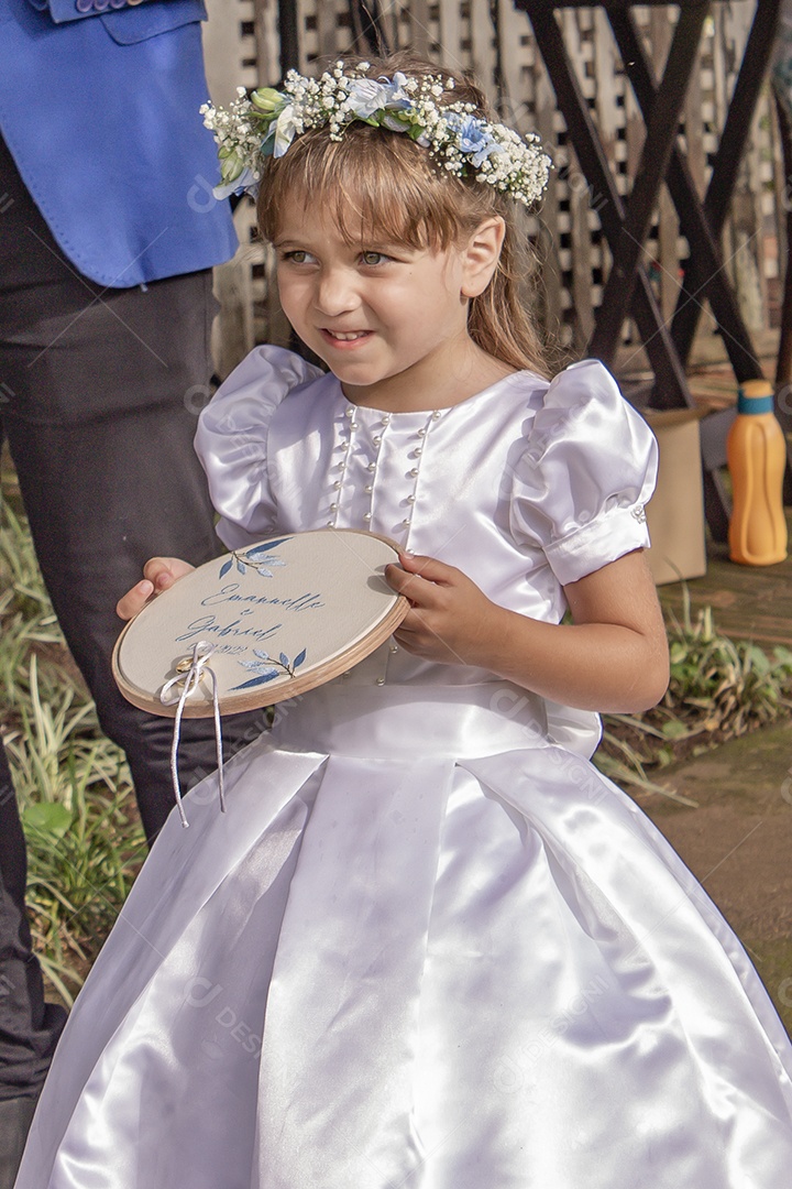 Linda menina criança segurando objetos sobre casamento