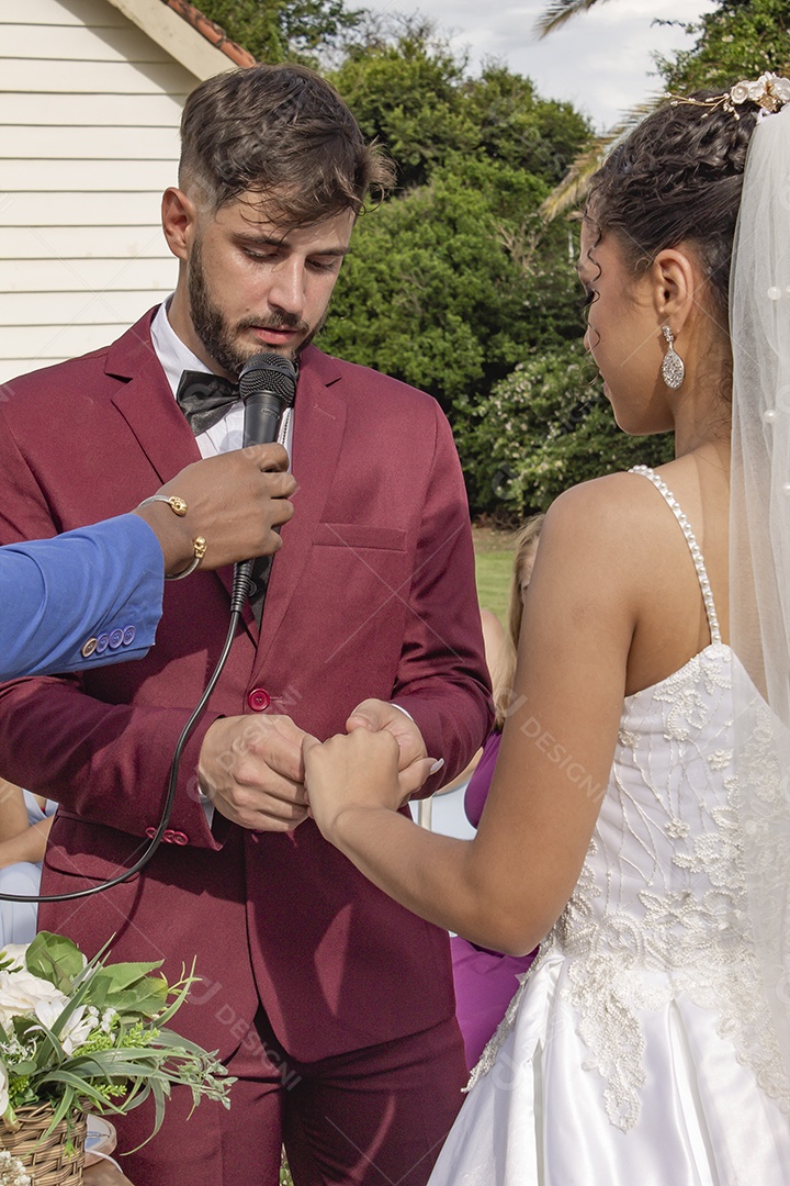 Lindo casal feliz e sorridente casando