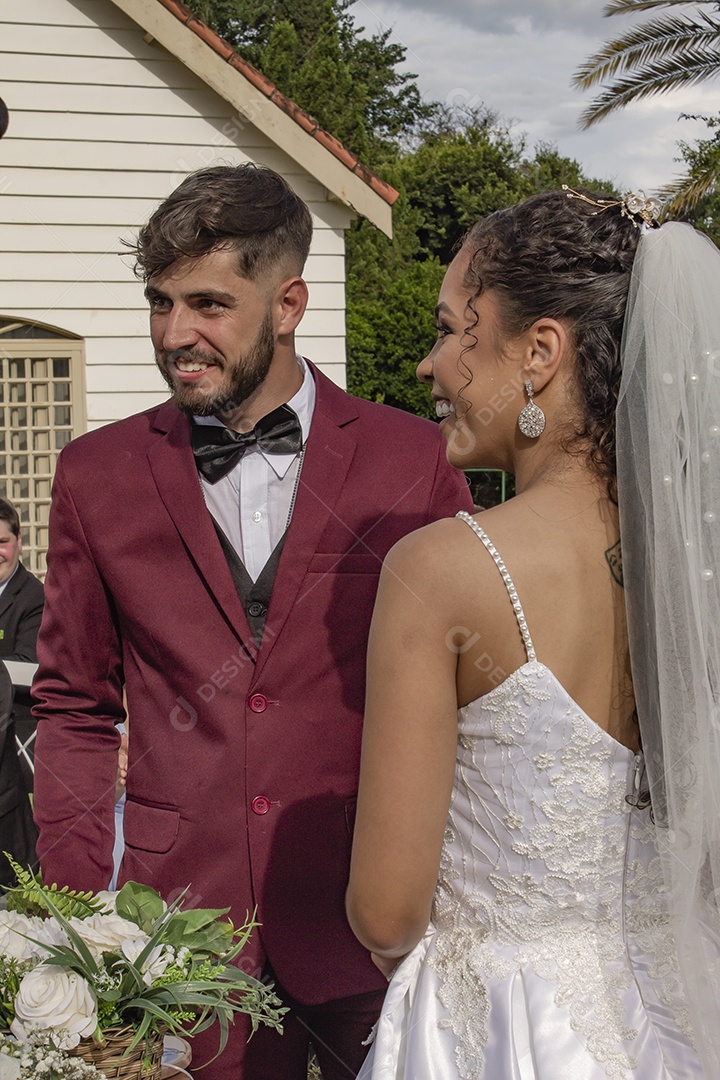 Lindo casal feliz e sorridente casando