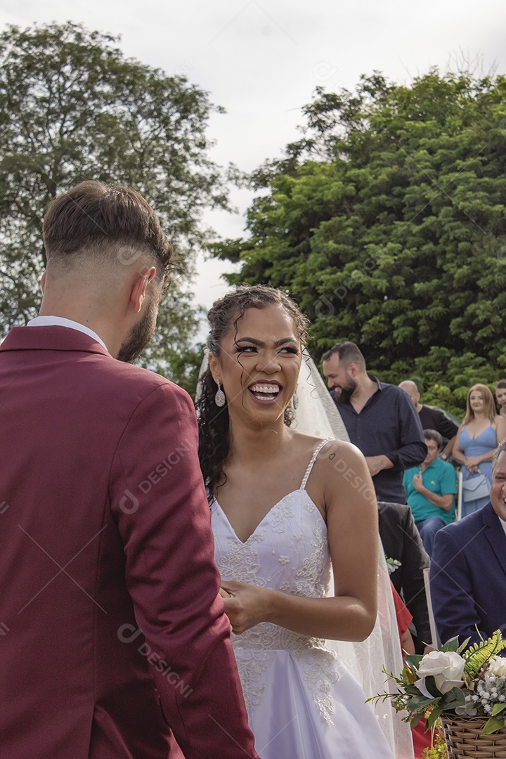 Lindo casal feliz e sorridente casando