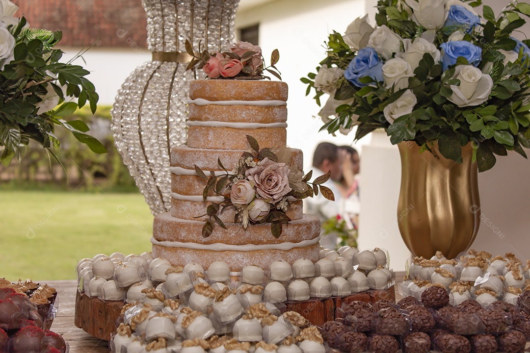 Linda mesa de casamento com comida