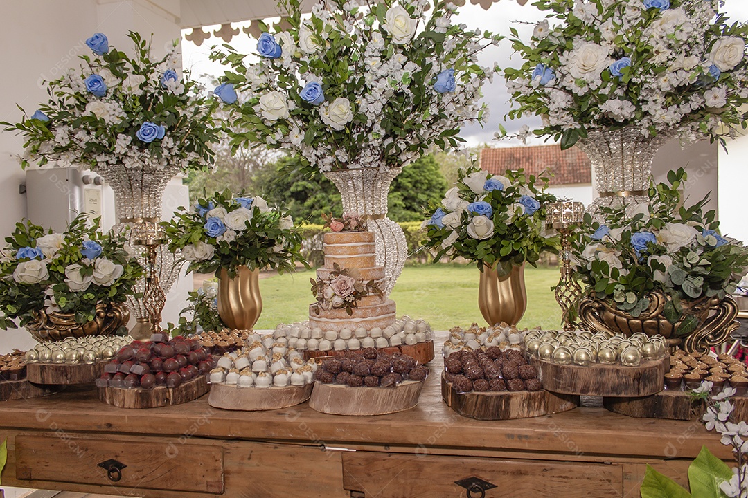 Linda mesa de casamento com comida