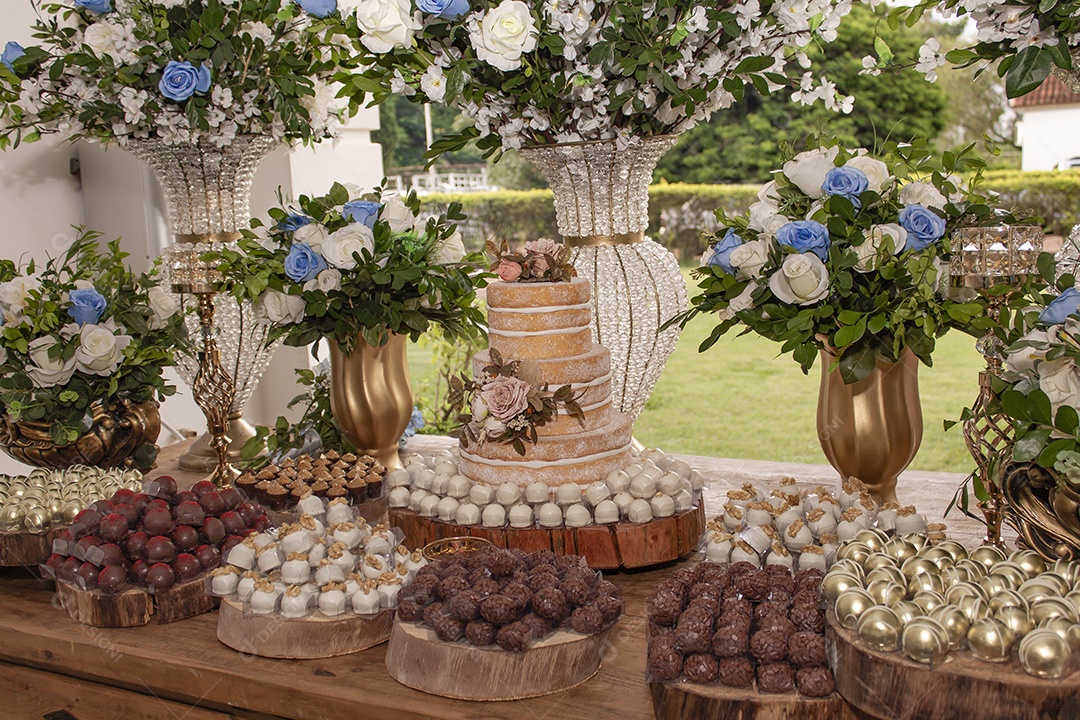 Linda mesa de casamento com comida