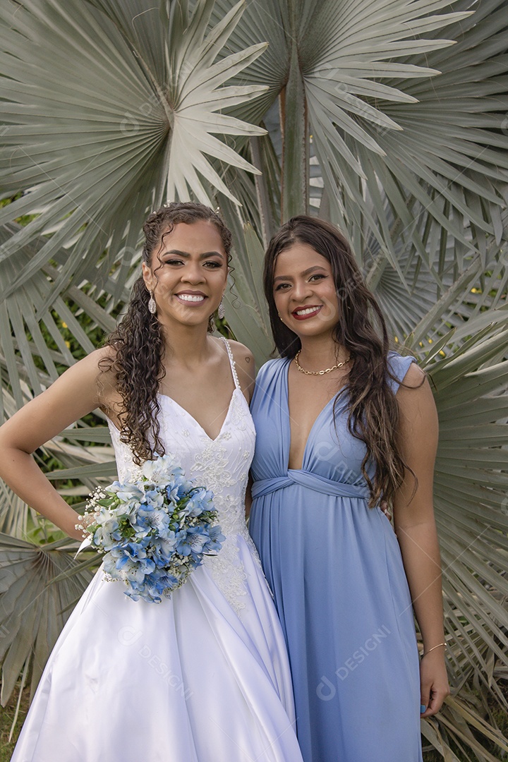 Noivos tirando fotos pós casamento