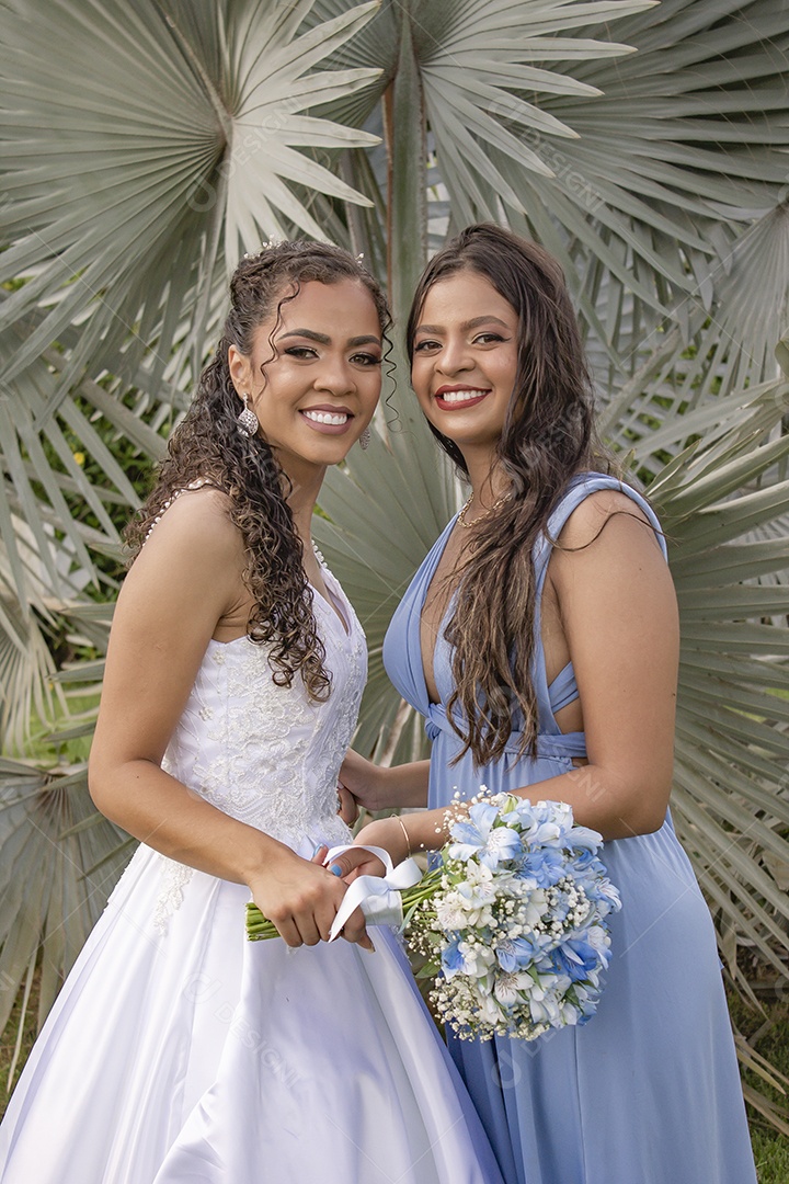 Noivos tirando fotos pós casamento