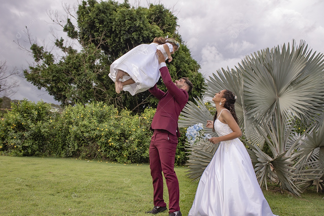 Noivos tirando fotos pós casamento