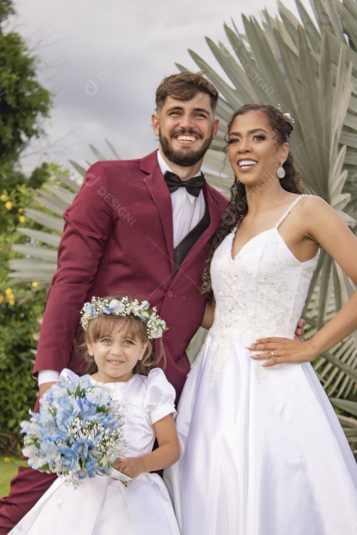 Noivos tirando fotos pós casamento