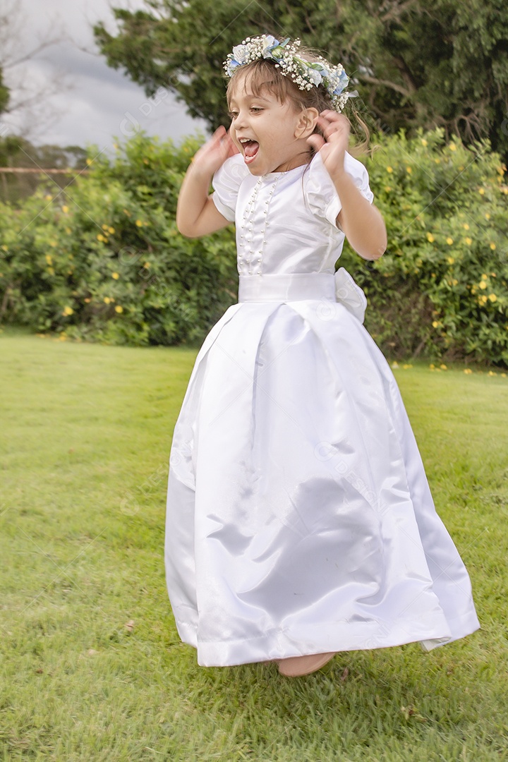 Linda menina criança se divertindo usando vestido