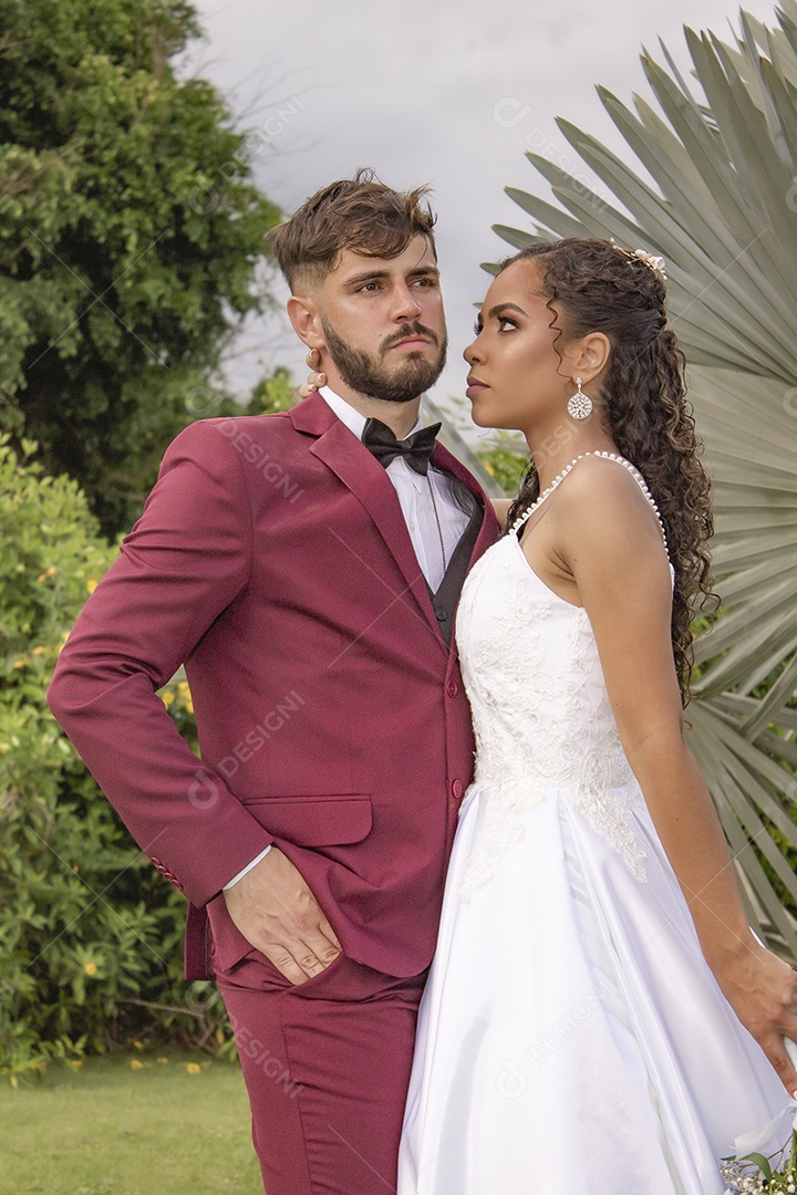 Noivos tirando fotos pós casamento