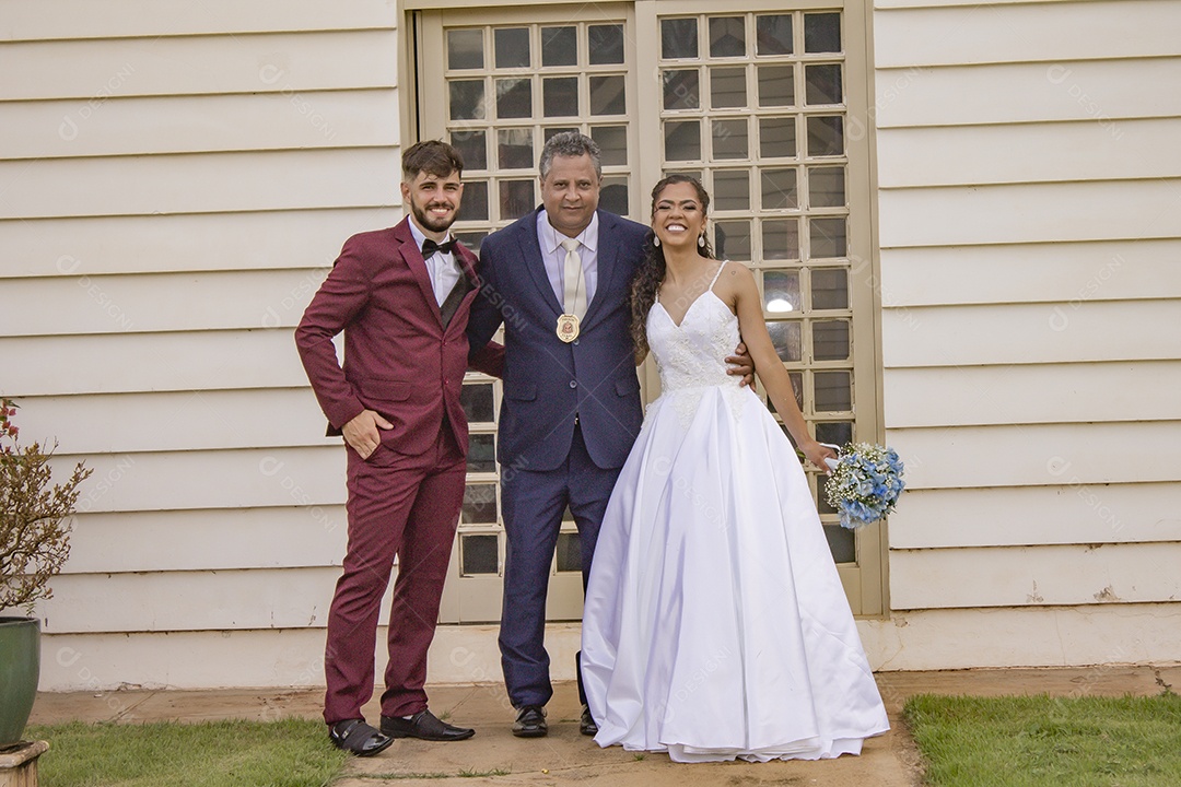 Noivos tirando fotos pós casamento