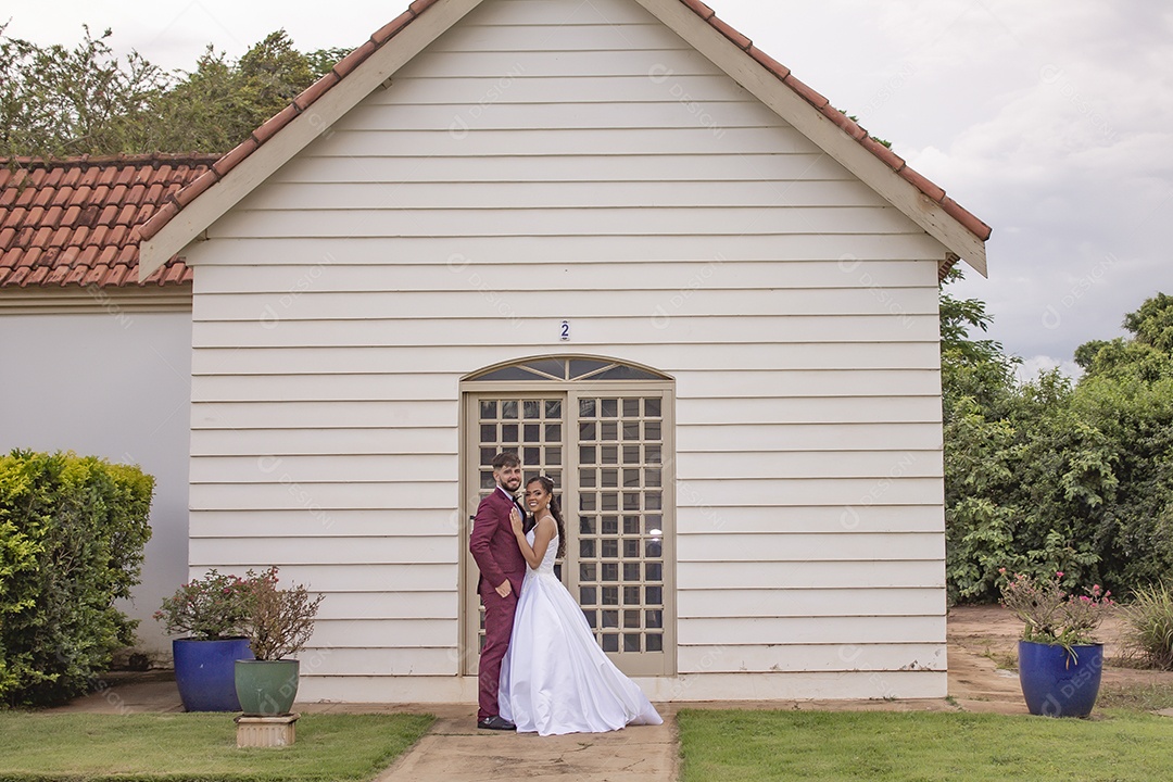 Noivos tirando fotos pós casamento