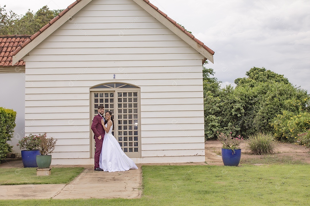 Noivos tirando fotos pós casamento