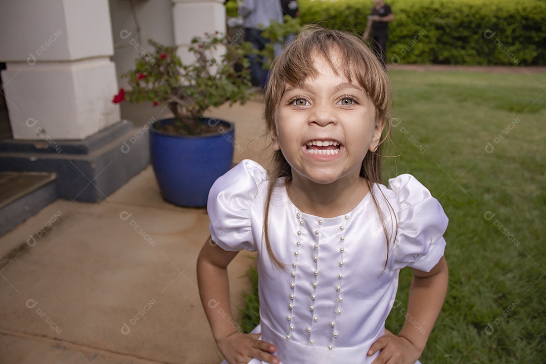 Linda menina criança usando vestido branco sobre casamento