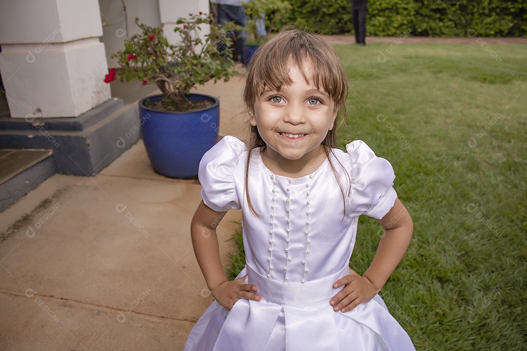 Linda menina criança usando vestido branco sobre casamento