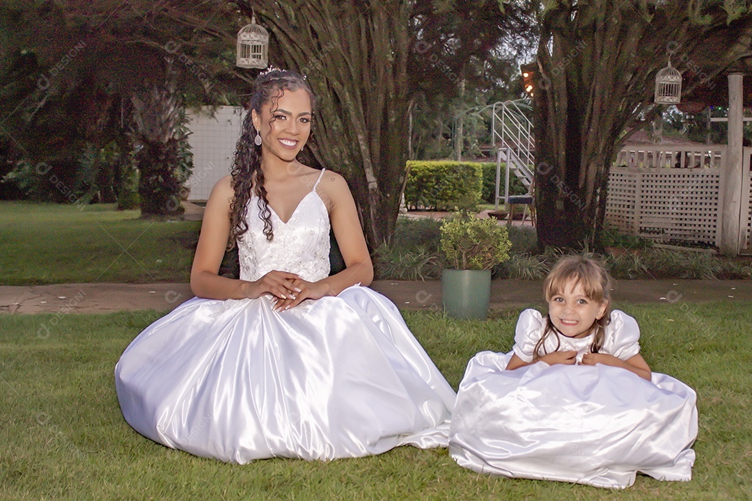 Linda noiva brincando com sua filha sobre festa de casamento