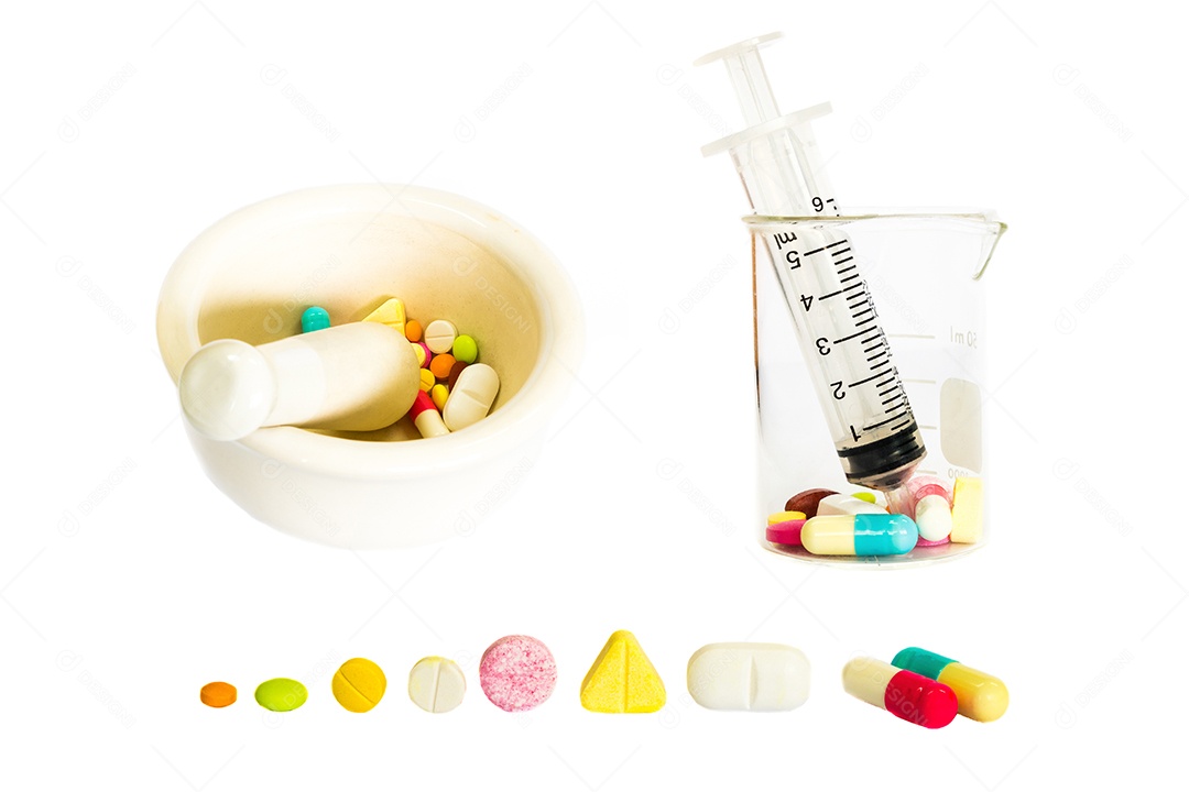 Medicina é composta por seringa em copo, almofariz e pilão vários formatos de remédios