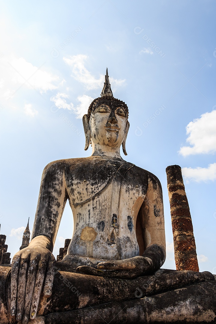Estátua antiga de Buda e céu azul em Sukhothai Tailândia